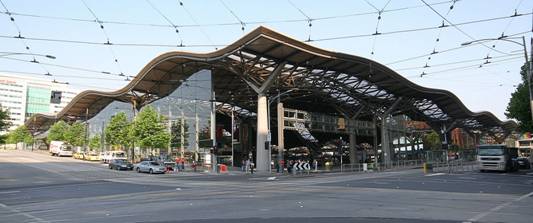 https://upload.wikimedia.org/wikipedia/commons/thumb/2/2a/Southern-cross-station-melbourne-morning.jpg/1200px-Southern-cross-station-melbourne-morning.jpg