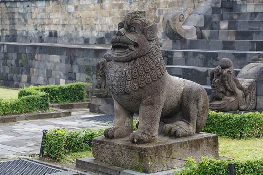 File:Borobudur-Temple-Park Indonesia Lion-guardians-of-Borobudur-01.jpg